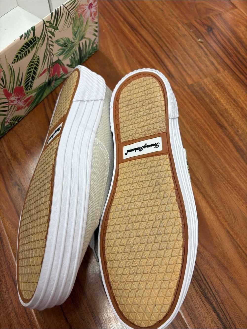 Tommy bahama shoes 9